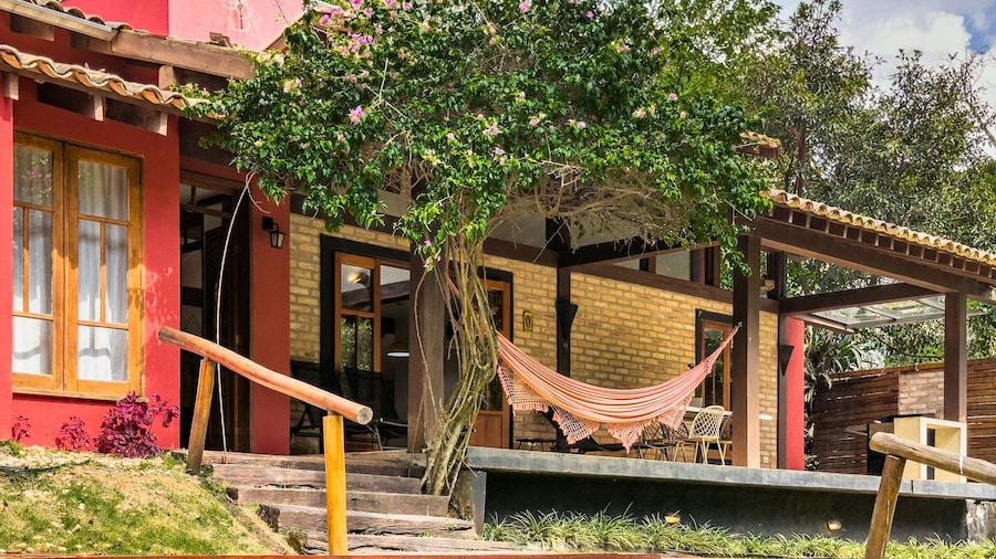 Casa com Piscina Privativa e Natureza – Granja Viana, São Paulo