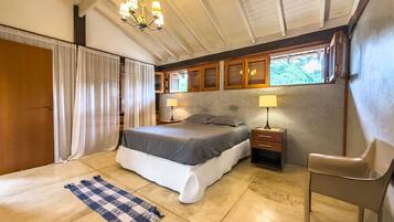 Vila básica | 4 quartos, Wi-Fi de cortesia, roupa de cama