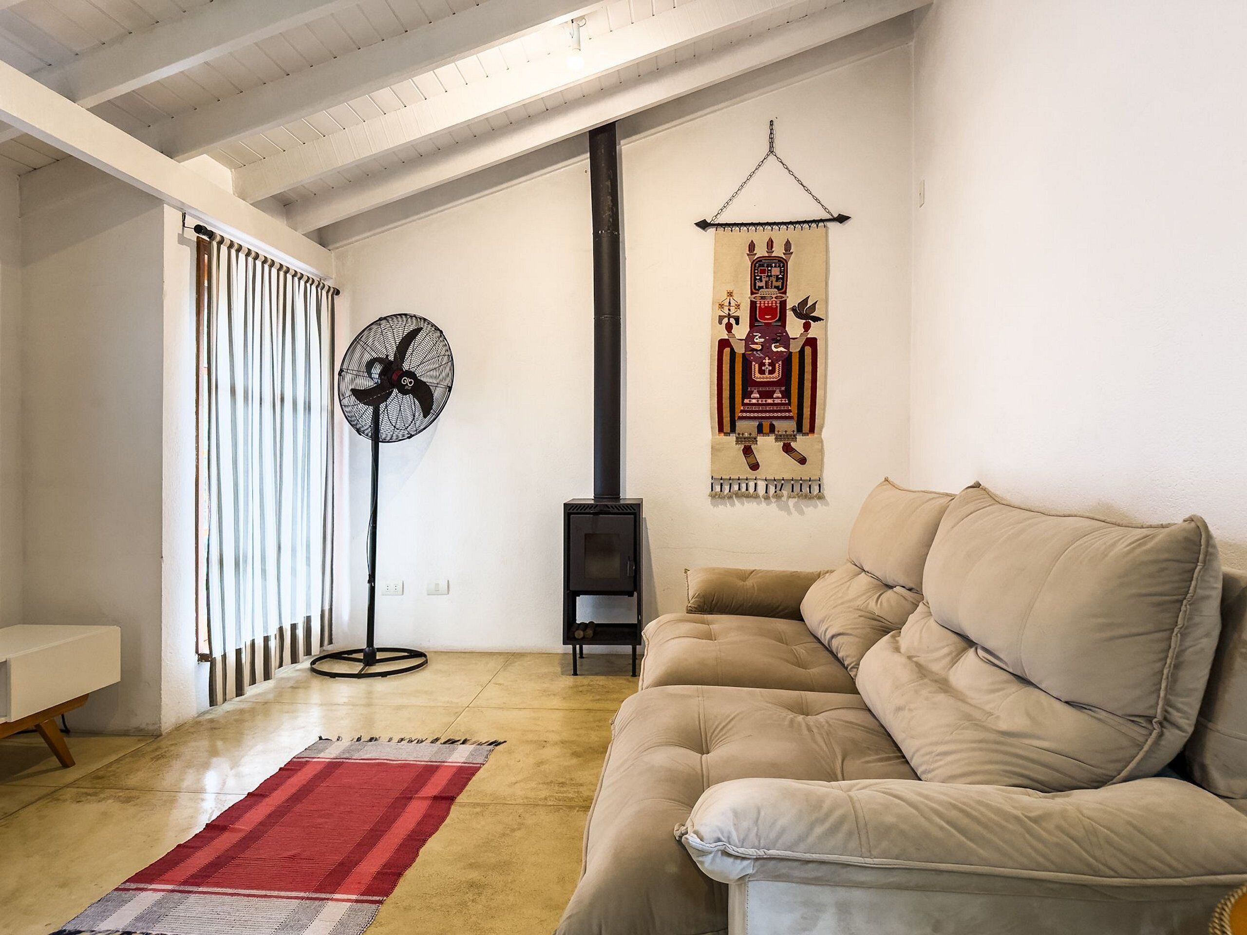 Villa – basic | Oppholdsområde | En 50-tommers TV med kabel-kanaler