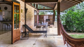 Basic Villa | Outdoor dining