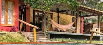 Casa com Piscina Privativa e Natureza – Granja Viana, São Paulo