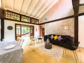 Villa básica | Zona de estar | Televisión de 50 pulgadas con canales por cable