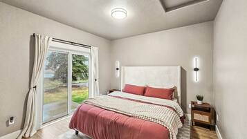 3 chambres, bureau, fer et planche Ă repasser, lit parapluie