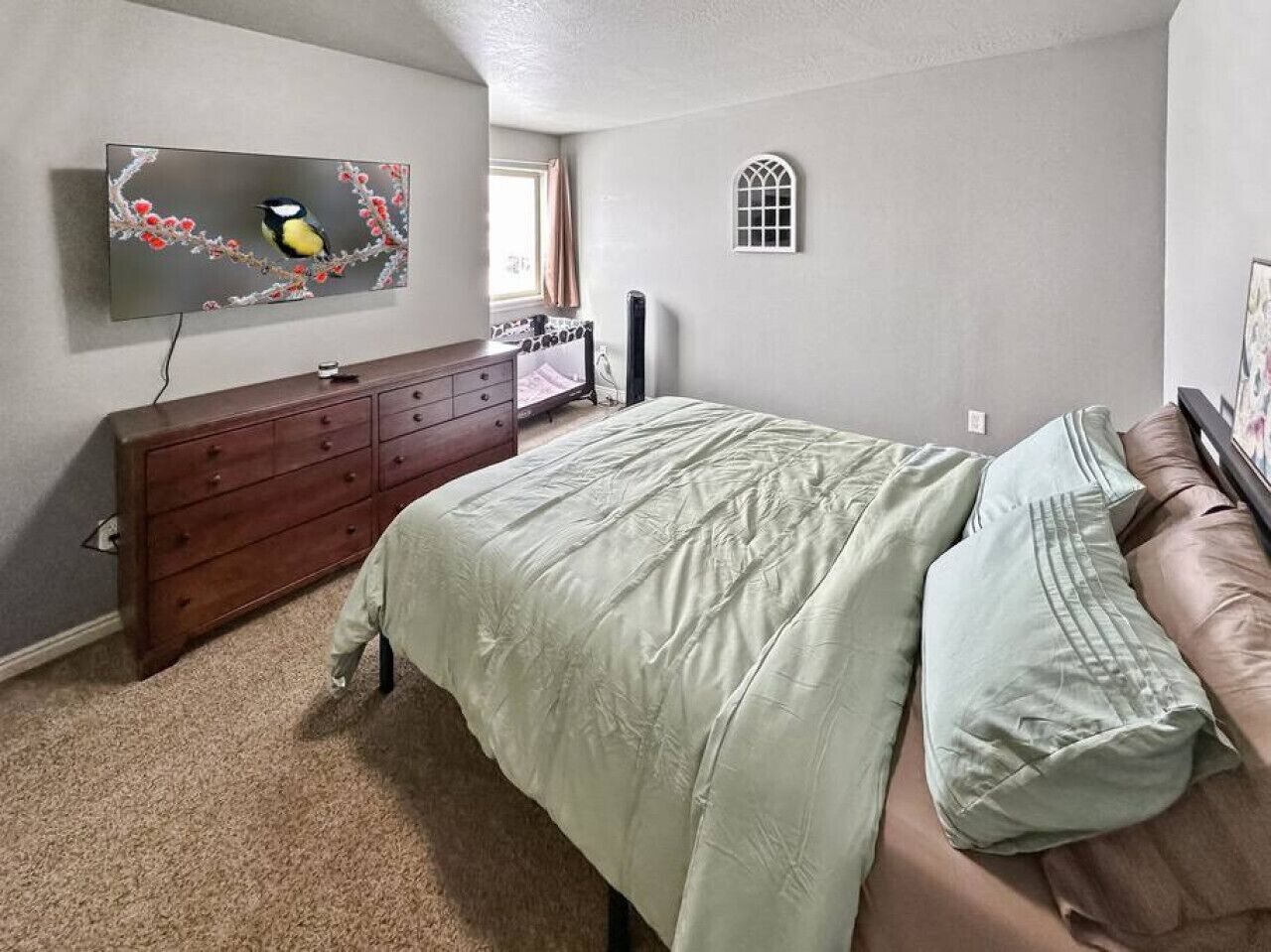 3 chambres, bureau, fer et planche à repasser, lit parapluie