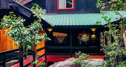 Beautiful Vintage Decorated Cabin with Hot Tub