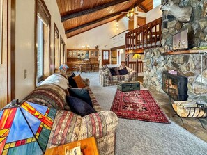 Smart TV, chimenea y futbolito