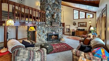 TV connectée, cheminée, lecteur de DVD, baby-foot