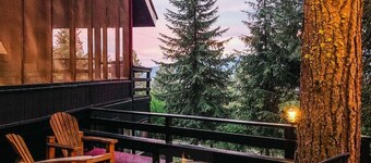 Beautiful Vintage Decorated Cabin with Hot Tub