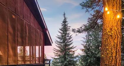 Beautiful Vintage Decorated Cabin with Hot Tub