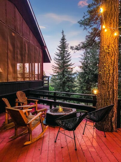 Beautiful Vintage Decorated Cabin with Hot Tub