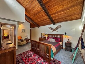 3 chambres, bureau, fer et planche à repasser, lit de bébé portatif