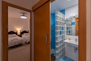 Bruser, hårtørrer, bidet, håndklæder