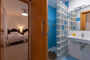 Shower, hair dryer, bidet, towels - San Vicente Apartment, 5 pax, historic center (Sevilla)