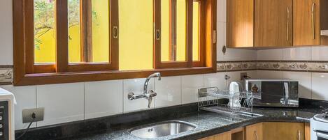Villa básica | Cocina privada | Cafetera de espresso y microondas