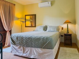 Vila básica | 3 quartos, Wi-Fi de cortesia, roupa de cama
