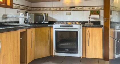 Espaço gourmet e home-office na Granja Viana
