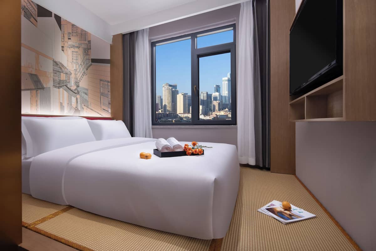 Habitación Signature doble | Edredones de plumas, minibar con artículos gratuitos, caja fuerte