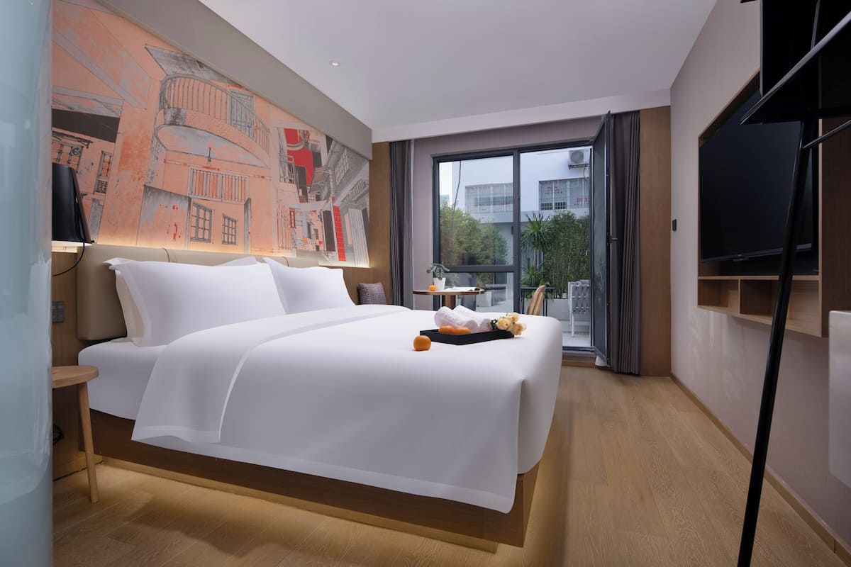 Habitación Deluxe doble | Edredones de plumas, minibar con artículos gratuitos, caja fuerte