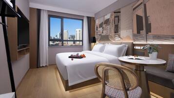 Cubrecamas y minibar con artículos gratuitos