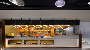 Daily buffet breakfast (CNY 38 per person)