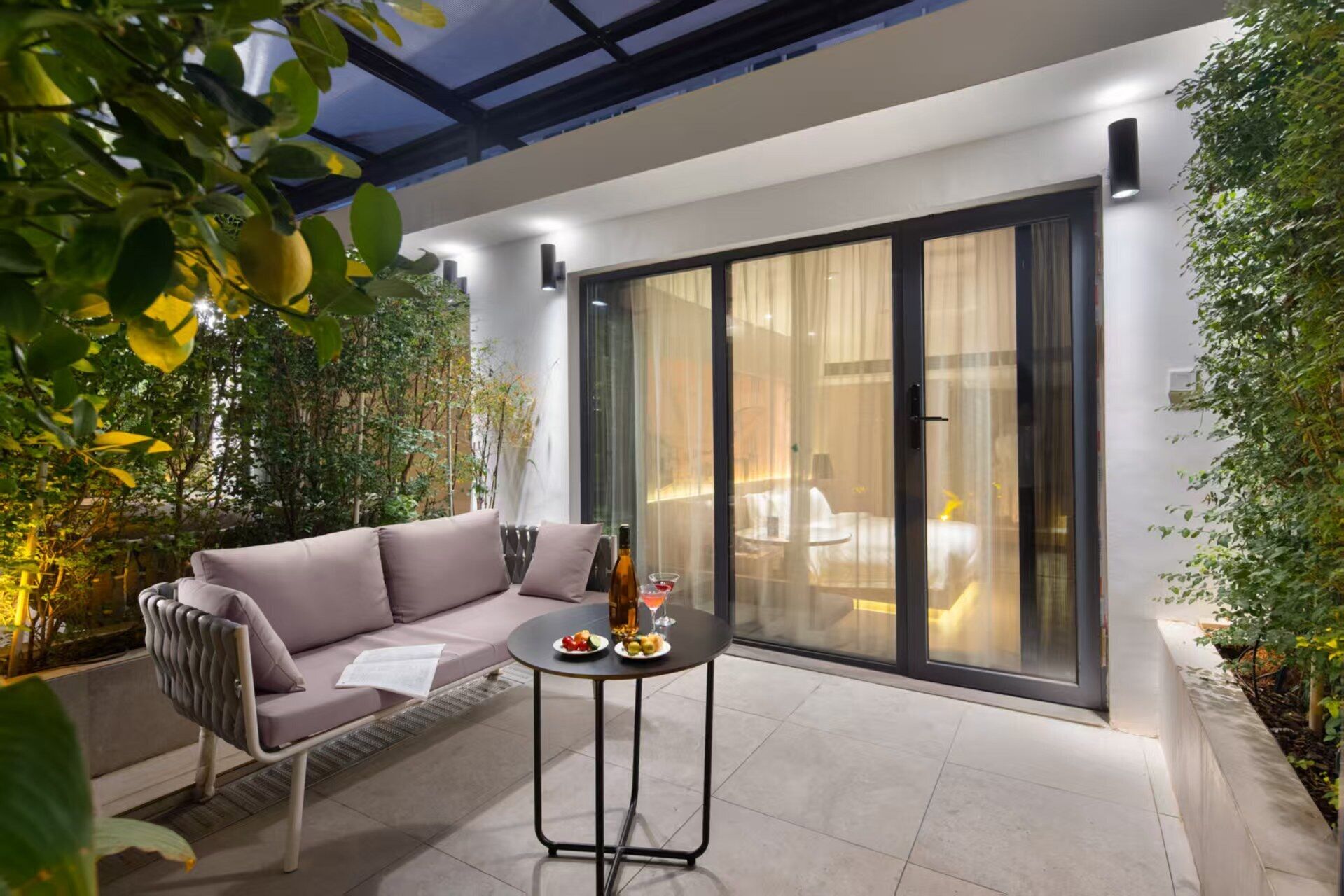 ألحفة محشوة بالريش وعناصر مجانية داخل الميني بار وخزنة داخل الغرفة