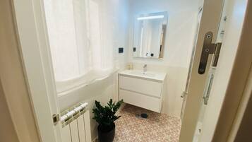 Ducha, secador de pelo y toallas