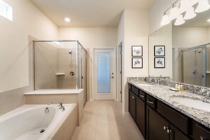Bathtub, hair dryer, shampoo - Discover Your Perfect Getaway | 8BR Wonder (Davenport)