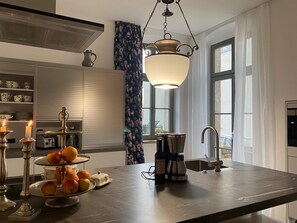 Opvaskemaskine, kaffe-/temaskine, brødrister, højstol