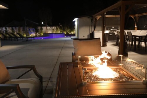 Ultra Private Newly Remodeled House with a Brand New Pool/Spa