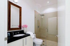 Comfort Condo | Bathroom