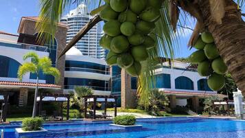 Pearl Club on the beach (require extra fee)