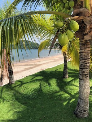 Privatstrand, Liegestühle, Strandtücher