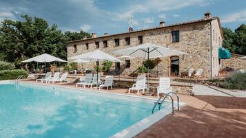 Een seizoensgebonden buitenzwembad