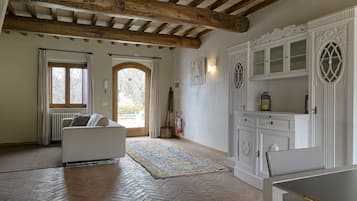 Quadri 6 letti Nr. 4 e 5 | Wohnbereich | 30-Zoll-Flachbildfernseher mit Digitalempfang