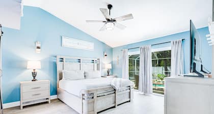 "Sunrise Chateau" - Renovated, Luxury Pool Home - 3BR/2BA