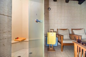 House | Bathroom | Shower, free toiletries, hair dryer, bathrobes - Green Villa - Samonas - 1 Bedroom Maisonette (Apokoronas)