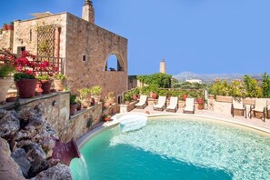 Casa | Piscina | Una piscina al aire libre, una piscina climatizada, tumbonas
