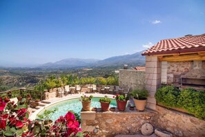 Casa | Piscina | Una piscina al aire libre, una piscina climatizada, tumbonas