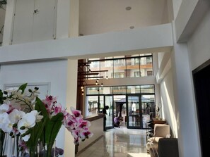 Apartment | Lobby - Impeccable & Cozy Gem-5 Star Location - Pools, Gym (Accra)