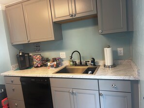 Fridge, microwave, oven, stovetop - Cottage on the Bay (Saint Leonard)