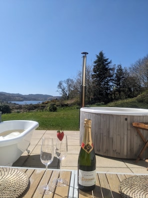 Outdoor spa tub - Beautifully positioned farmhouse overlooking hills and sea (Oban, Lerags)