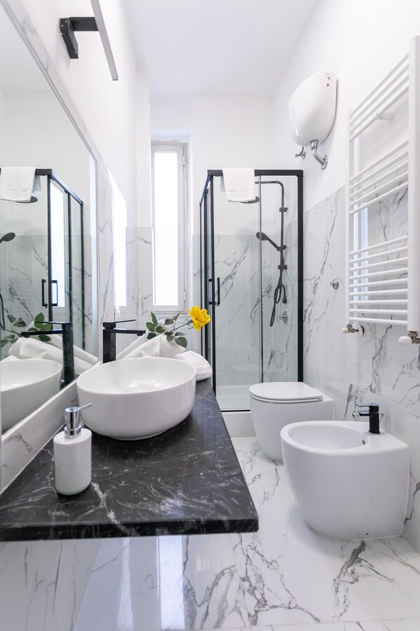 Luxury Double or Twin Room, Jetted Tub, Tower | Bathroom | Shower, rainfall showerhead, hair dryer, bathrobes - Re di roma rooftop (Rome)