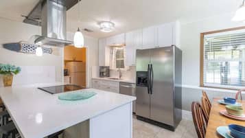 Geladeira, micro-ondas, fogão, cooktop