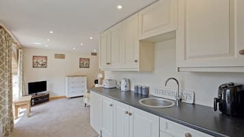 Cottage | Private kitchen | Fridge, electric kettle, toaster, cookware/dishes/utensils