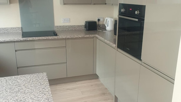 A kitchen with a built-in oven, a coffee maker, and a toaster on the countertop. - House - Sleeps 5 - Pets Ok - Parking - Garden (Bristol)