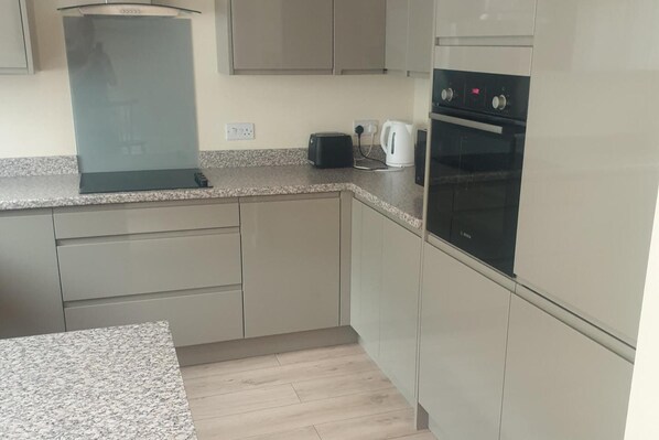 Fridge, microwave, oven, stovetop - Immaculate 3-bed House in Bristol With Fast Wifi (Bristol)