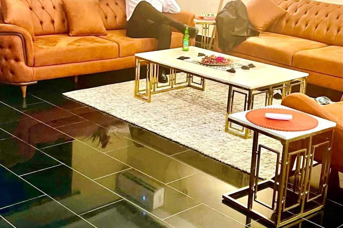 Executive-Studiosuite | Wohnbereich | 40-Zoll-Smart-TV mit Satellitenempfang, Fernseher