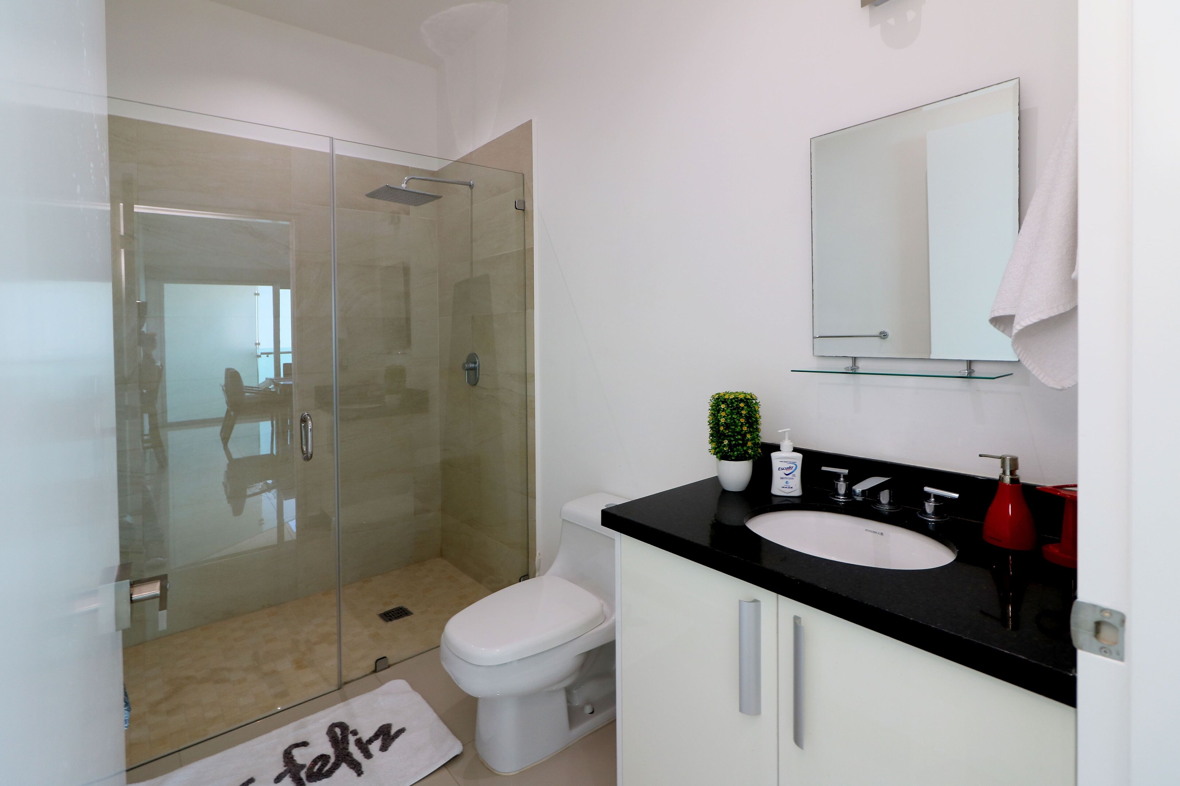 Condo tiện nghi đơn giản | Phòng tắm | Buồng tắm vòi sen, khăn tắm 