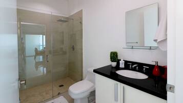 Condo tiện nghi đơn giản | Phòng tắm | Buồng tắm vòi sen, khăn tắm