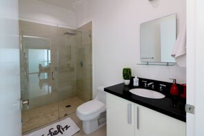 Comfort Condo | Bathroom
